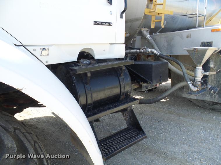 image for item DE5158 2000 Sterling L-Line applicator truck