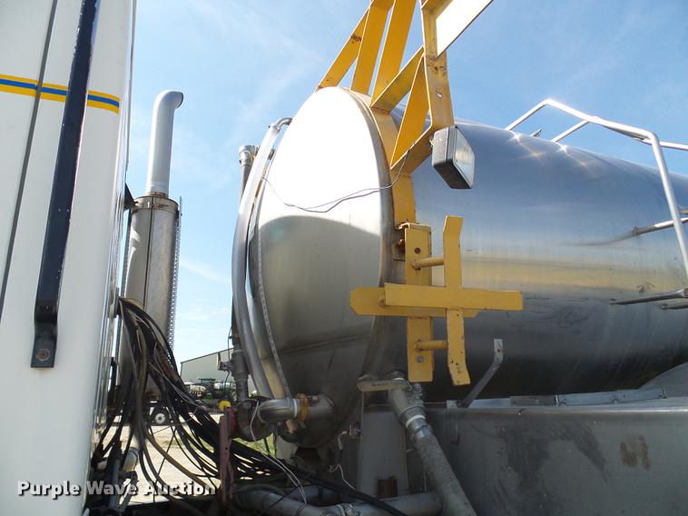 image for item DE5158 2000 Sterling L-Line applicator truck