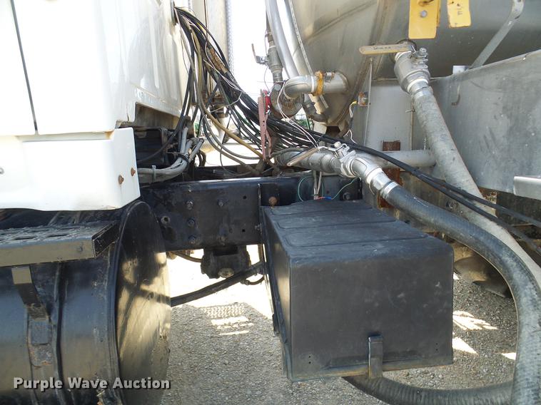 image for item DE5158 2000 Sterling L-Line applicator truck