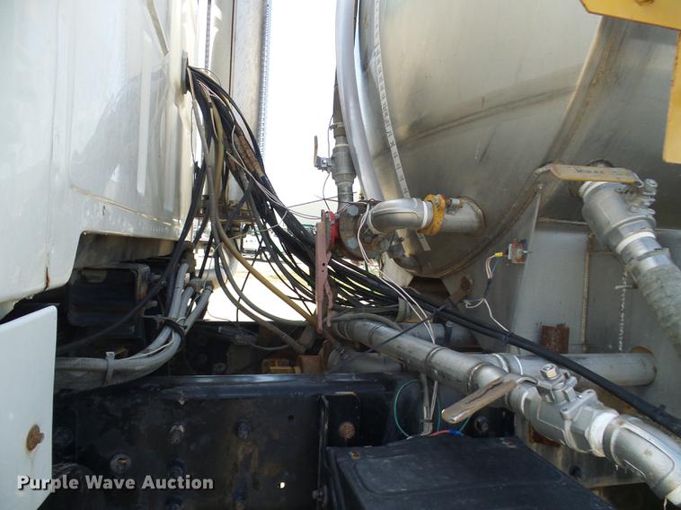 image for item DE5158 2000 Sterling L-Line applicator truck