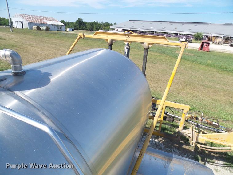 image for item DE5158 2000 Sterling L-Line applicator truck