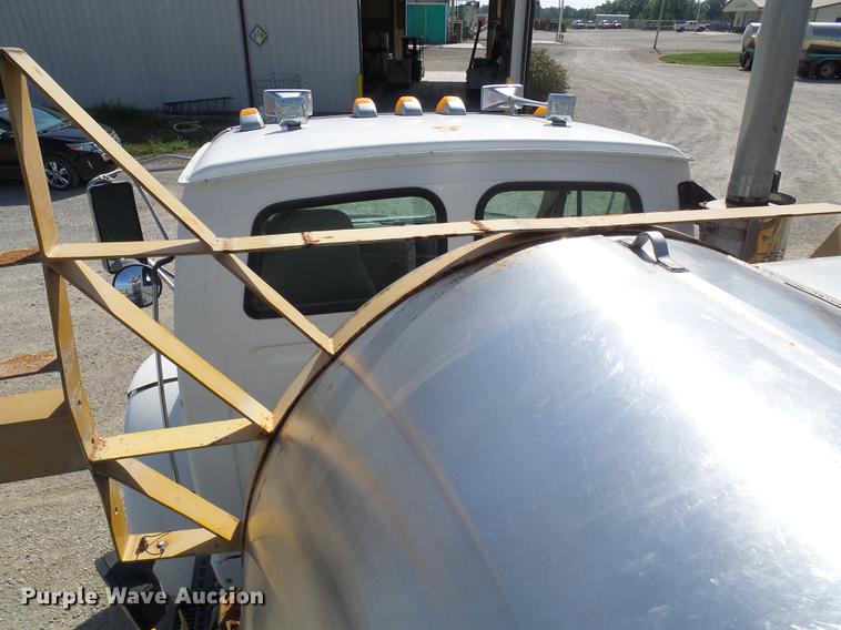 image for item DE5158 2000 Sterling L-Line applicator truck