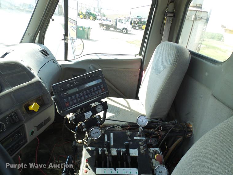 image for item DE5158 2000 Sterling L-Line applicator truck