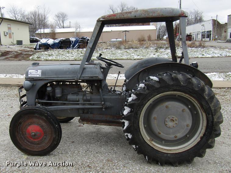 image for item DE5943 Ford 2N tractor