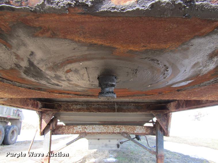 image for item DE5953 1991 Wilson double hopper bottom grain trailer