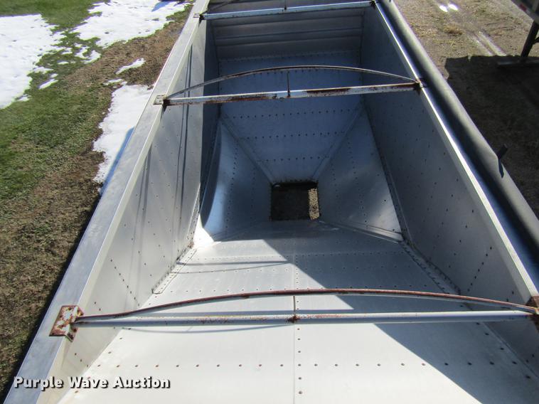 image for item DE5953 1991 Wilson double hopper bottom grain trailer