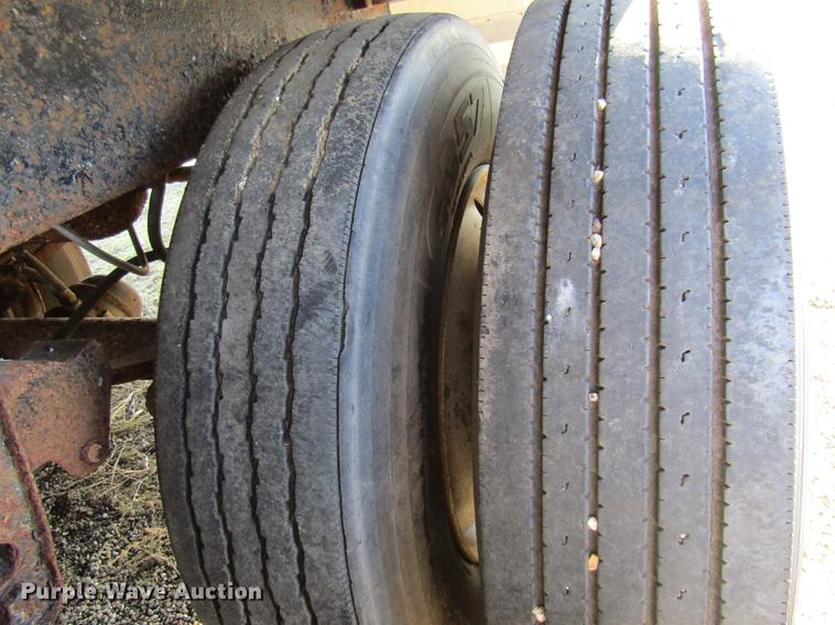 image for item DE5953 1991 Wilson double hopper bottom grain trailer