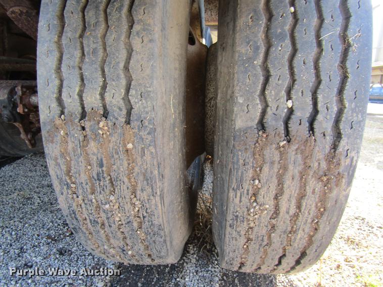 image for item DE5953 1991 Wilson double hopper bottom grain trailer