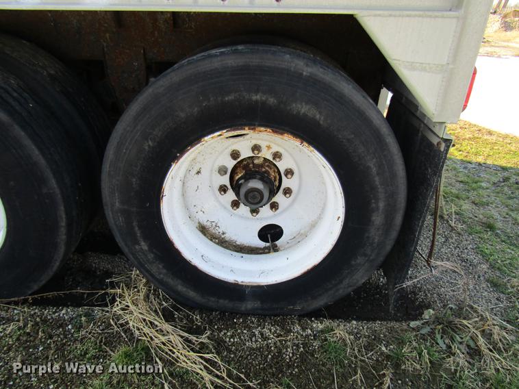 image for item DE5953 1991 Wilson double hopper bottom grain trailer