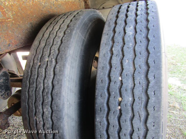 image for item DE5953 1991 Wilson double hopper bottom grain trailer