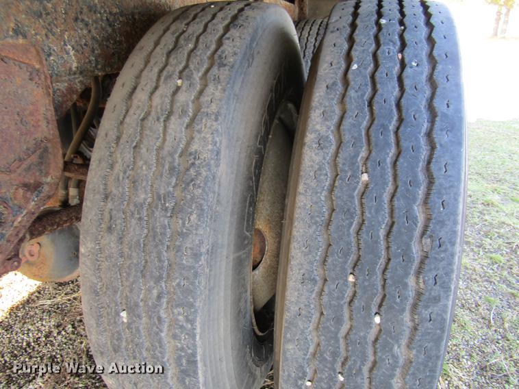 image for item DE5953 1991 Wilson double hopper bottom grain trailer