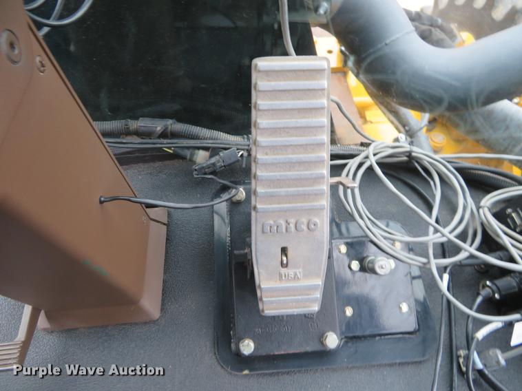 image for item DE6560 2006 Ag-Chem RoGator 874 sprayer