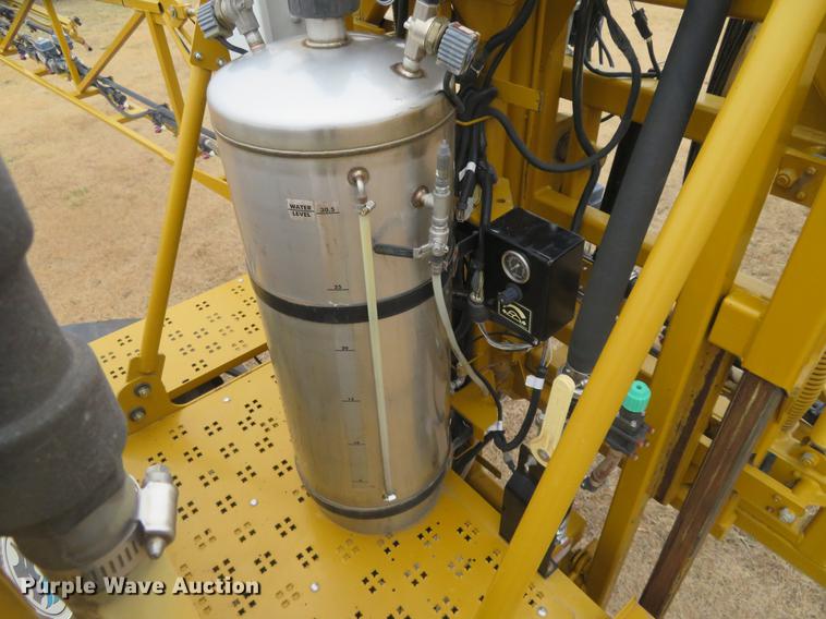 image for item DE6560 2006 Ag-Chem RoGator 874 sprayer