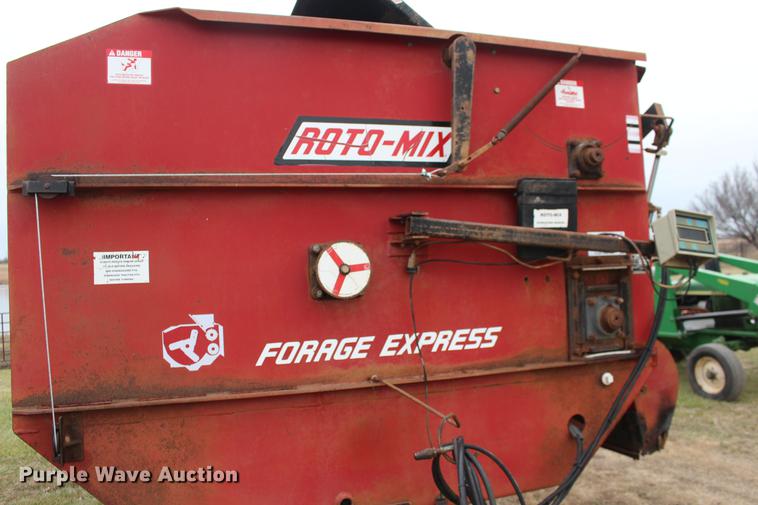 image for item DE6834 RotoMix 524-15B Forage Express feed mixer