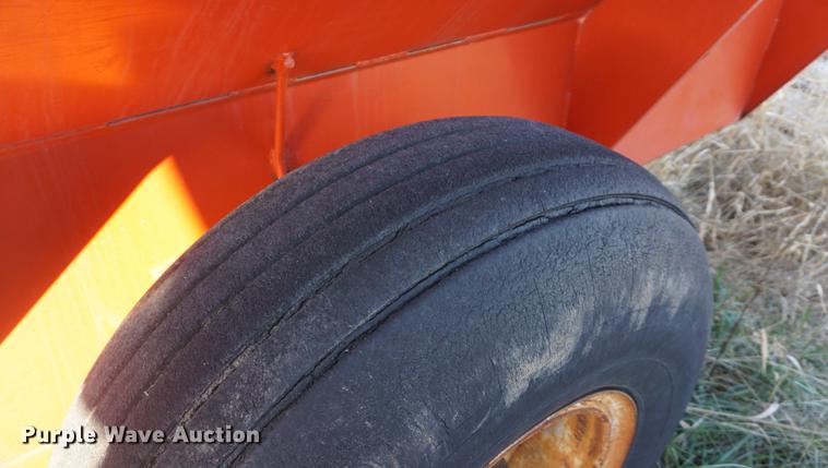 image for item DF1642 Hinson 812 grain cart