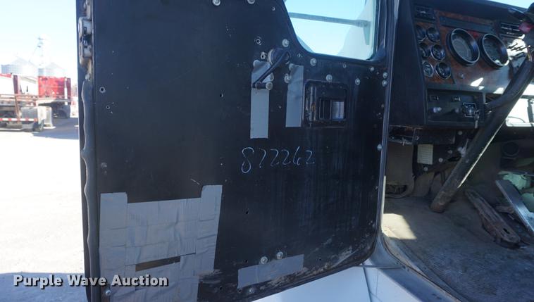 image for item DF1723 2001 Kenworth T300 feed mixer truck