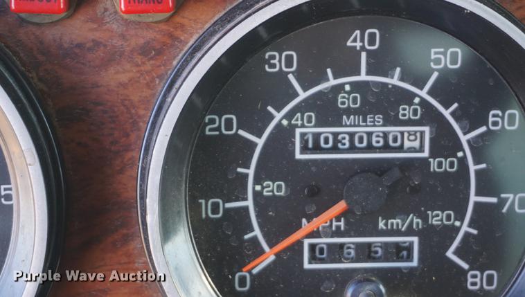 image for item DF1723 2001 Kenworth T300 feed mixer truck