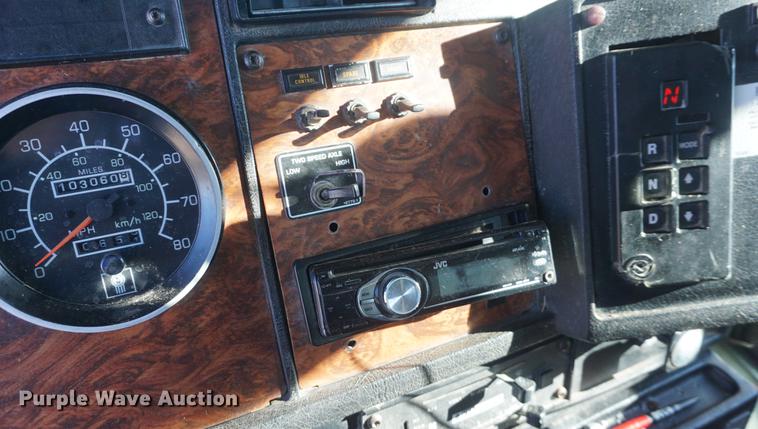 image for item DF1723 2001 Kenworth T300 feed mixer truck