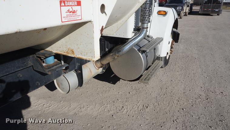 image for item DF1723 2001 Kenworth T300 feed mixer truck