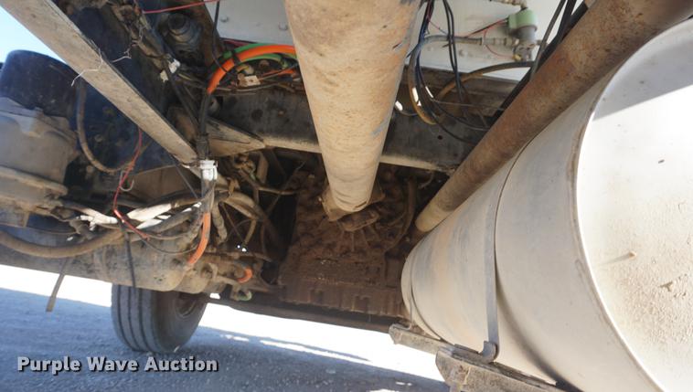 image for item DF1723 2001 Kenworth T300 feed mixer truck