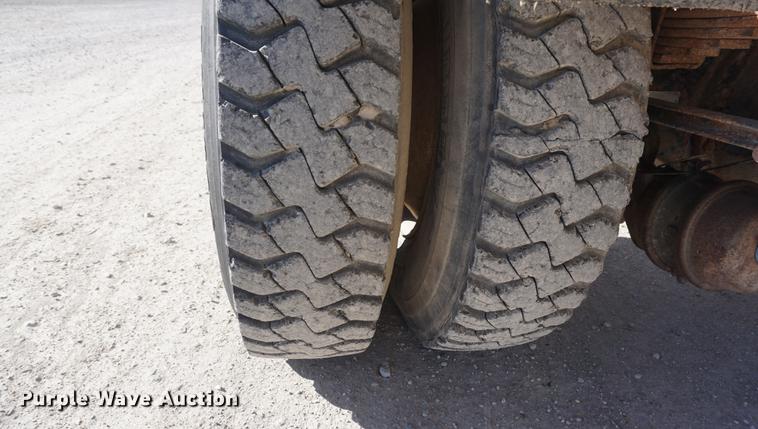 image for item DF1723 2001 Kenworth T300 feed mixer truck