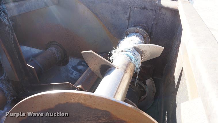 image for item DF1723 2001 Kenworth T300 feed mixer truck