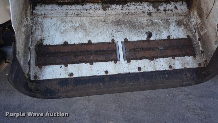 image for item DF1723 2001 Kenworth T300 feed mixer truck