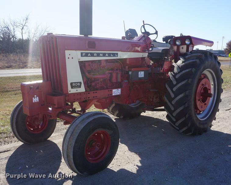 image for item DF1725 1966 Farmall 806 tractor