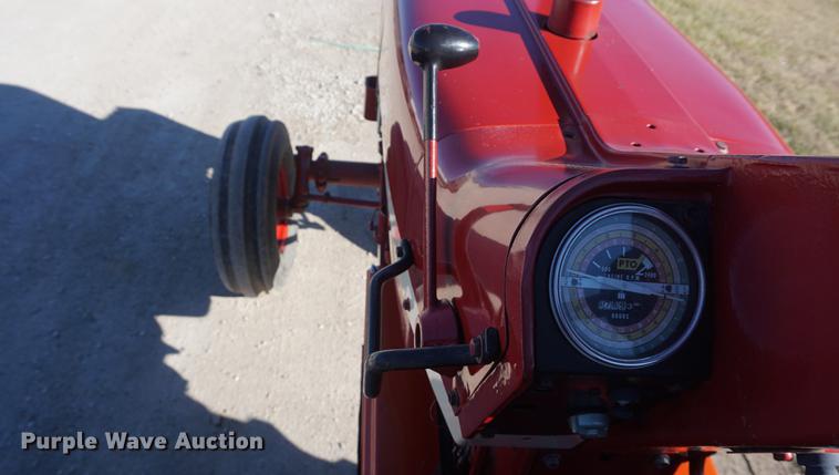 image for item DF1725 1966 Farmall 806 tractor