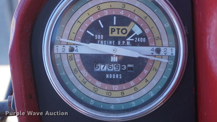 image for item DF1725 1966 Farmall 806 tractor