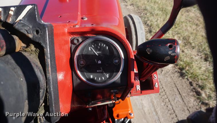 image for item DF1725 1966 Farmall 806 tractor