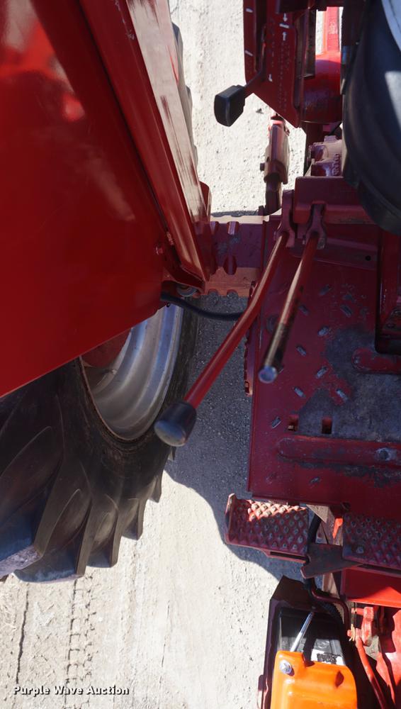 image for item DF1725 1966 Farmall 806 tractor