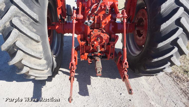 image for item DF1725 1966 Farmall 806 tractor