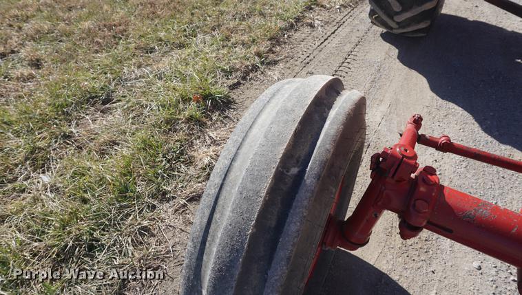 image for item DF1725 1966 Farmall 806 tractor