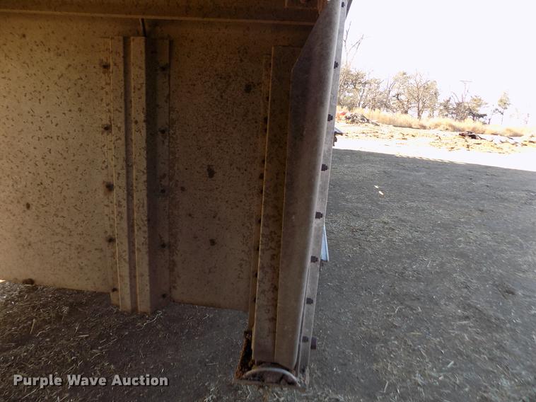 image for item DF2838 1989 Wilson livestock trailer