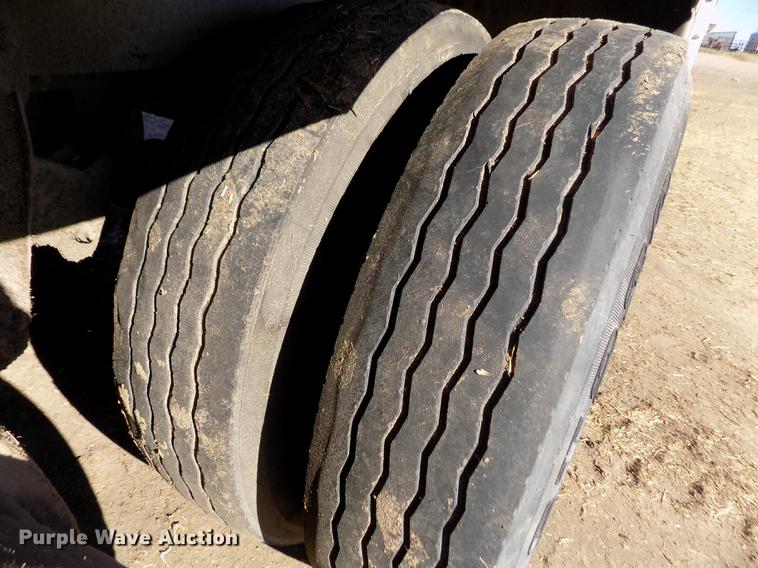 image for item DF2838 1989 Wilson livestock trailer