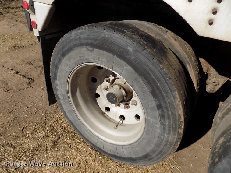 image for item DF2838 1989 Wilson livestock trailer