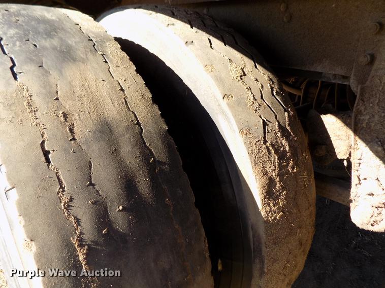 image for item DF2838 1989 Wilson livestock trailer