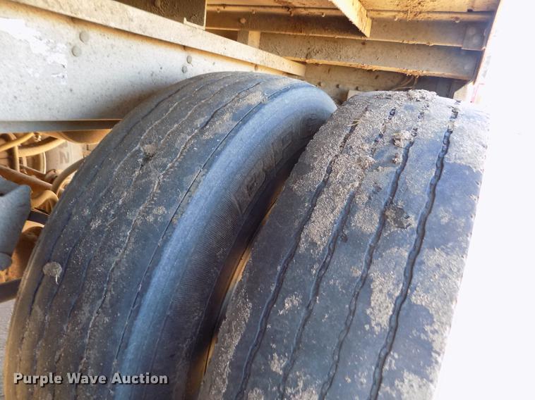 image for item DF2838 1989 Wilson livestock trailer