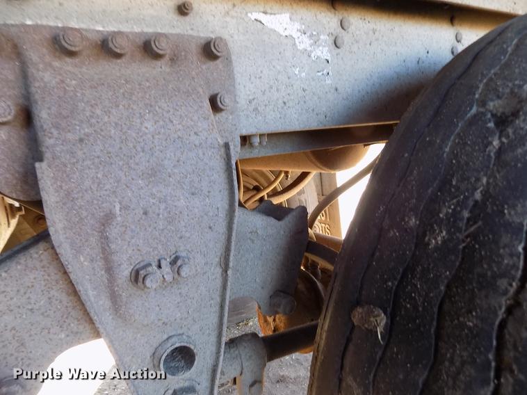 image for item DF2838 1989 Wilson livestock trailer