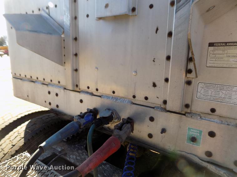 image for item DF2838 1989 Wilson livestock trailer