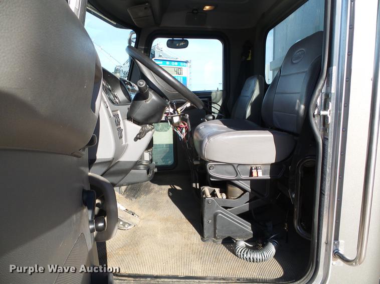 image for item DF2840 2016 Peterbilt 337 feed mixer truck