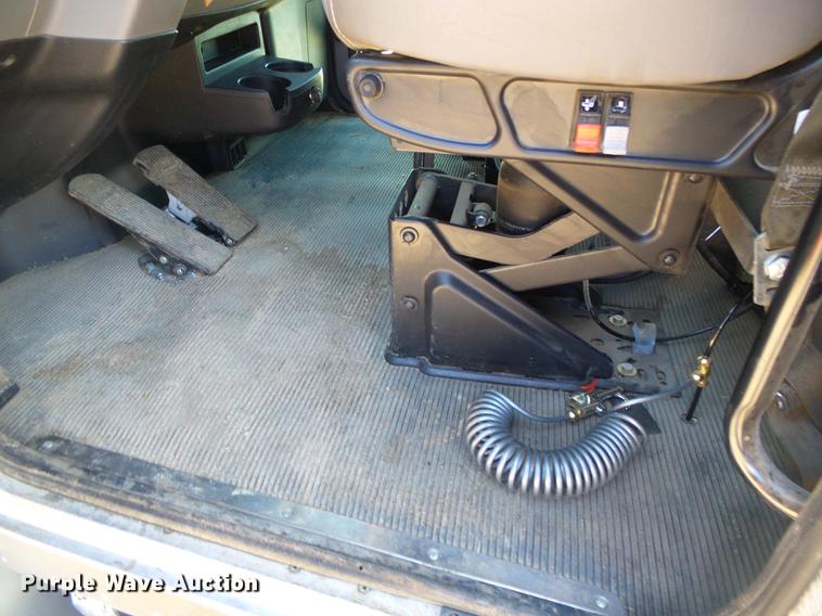 image for item DF2840 2016 Peterbilt 337 feed mixer truck