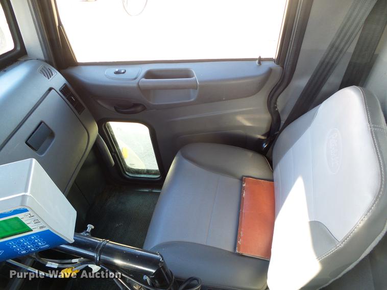 image for item DF2840 2016 Peterbilt 337 feed mixer truck