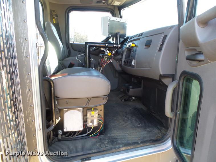 image for item DF2840 2016 Peterbilt 337 feed mixer truck