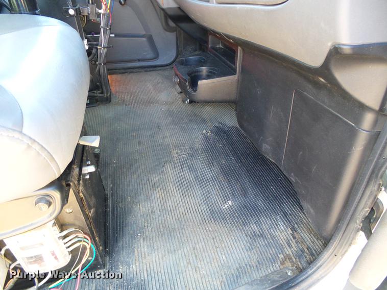 image for item DF2840 2016 Peterbilt 337 feed mixer truck