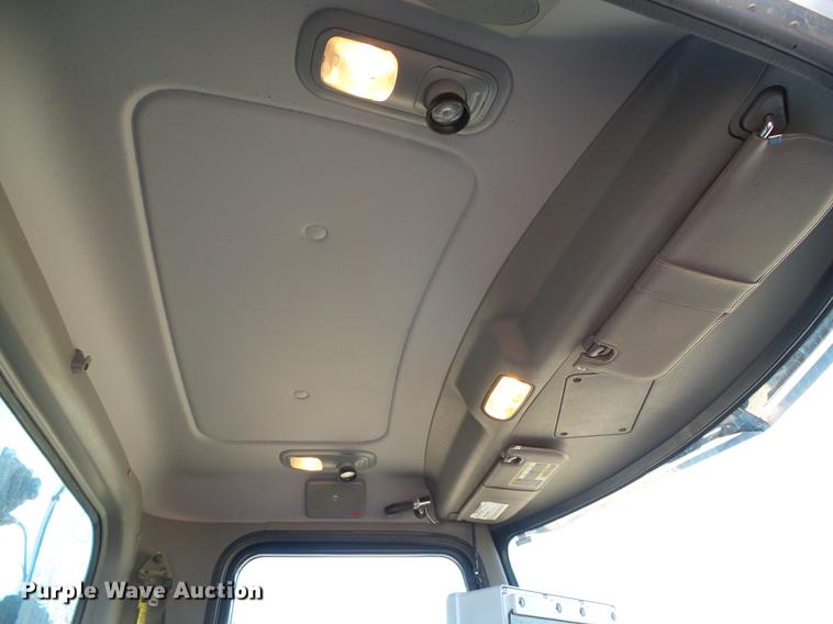 image for item DF2840 2016 Peterbilt 337 feed mixer truck