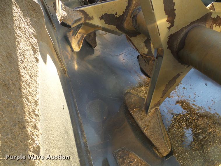 image for item DF2840 2016 Peterbilt 337 feed mixer truck