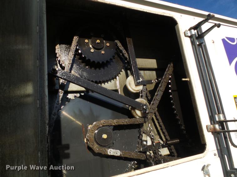 image for item DF2840 2016 Peterbilt 337 feed mixer truck