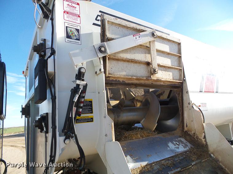 image for item DF2840 2016 Peterbilt 337 feed mixer truck